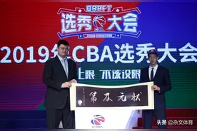 王少杰在北控年薪50万！CBA首位选秀状元呢？打球1年却离开图片