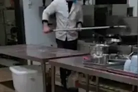 高校通报食堂员工在锅里洗拖把：辞退当事人，罚款2000元视频封面