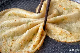 摊煎饼很多人会做，调面糊易忽略一步，教你一招，怎么摊都好吃图片