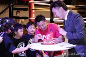 拳王邹市明举办40岁线上生日会 现场教俩儿子打拳幸福温馨图片