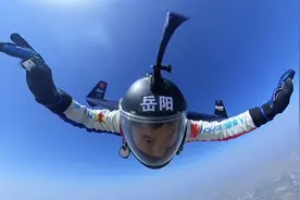 “亚洲飞人”成功挑战低空极限飞越洞庭湖图片