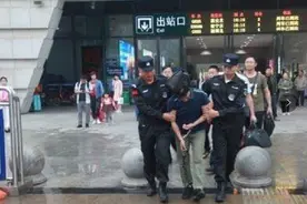 老人拾荒为儿孙追凶案主犯被注射死刑，律师将申请强制执行30万赔偿，案发后村童在主犯父亲家发现第二把枪图片