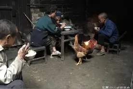 九旬母亲照顾仨智障儿，担心死后儿子挨饿，为其留“3大缸”母爱图片