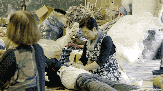 日本有个恐怖村庄，奶奶按照逝者原型做了300个人形，日夜陪自己