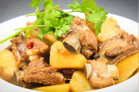 厨师长用土豆炖排骨，芳香四溢，详细讲解制作过程，看看就会
