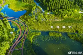 天蓝！地绿！水清！土净！图片