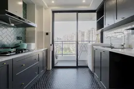 顶面不做造型，地面使用三种材质，这个家，骨子里藏着高级感图片