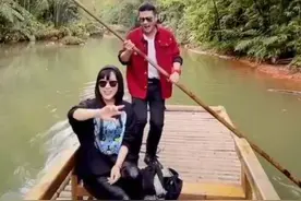 64岁吕良伟与3婚娇妻出游，低调炫富：一块手表能买2套房图片