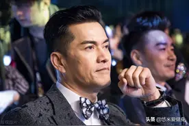 65岁“渣哥”吕良伟，经常扎马步练腿，与大爷合照好似年轻小伙图片