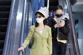 赵雅芝是真不低调，西装当裙子穿就算了，还挂两条大金链，够时髦图片