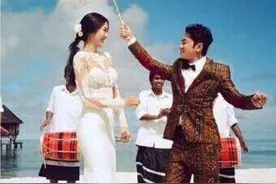 男星为“爱人”撑伞：邓超像是孙俪的跟班，黄晓明前后反差明显图片