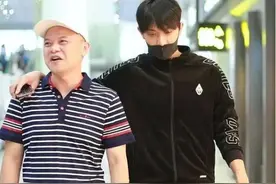 黄子韬爸爸病逝，魔性男孩悄然在父爱里转身，这才是最大的安慰图片