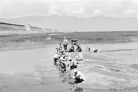 1937年民国西安老照片，洗衣服的东北军、赤身撑船的船夫图片