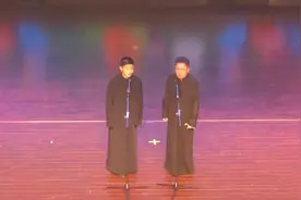 于谦父子罕同台！14岁儿子毫不怯场，外貌与父亲年轻时一模一样图片
