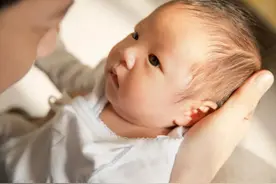 婴儿出生后的1个月，家长牢记“3不能”，不是偷懒而是对娃好图片