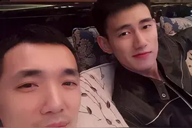 泪目！兄弟情深，一个抱表达所有！阿哲接Q哥现场视频曝光图片