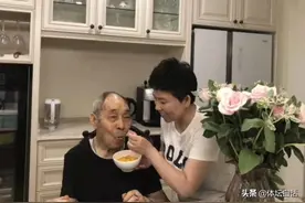 邓亚萍重阳节孝敬父母，长得太像妈妈，身家过亿同住北京别墅图片