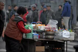 下岗大妈开包子铺，一年狂赚100万，这赚钱模式值得大家学一学图片