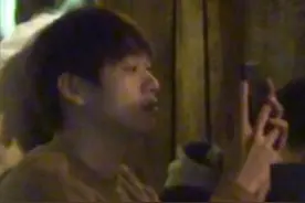 杨幂被曝新恋情，魏大勋现身酒吧心不在焉，落寞抽烟状态低迷图片