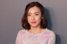 刘銮雄的小娇妻真有韵味，穿一身奢侈名牌，却显得小家子气图片