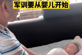 “退伍老兵爷爷早操式带娃”视频火了，网友：这爷孙俩也太可爱了图片