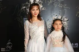 杨雪母女首次合体走秀，女儿颜值被爸拉垮，紧张扣手没范朵朵淡定图片