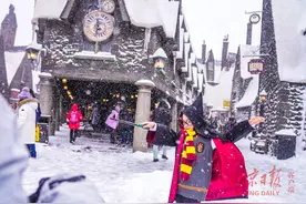 一秒穿越魔法世界，北京环球影城迎初次降雪图片