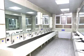 小厕所，大阵地！“厕所革命”进行十几年，岛城中小学厕所大都已升级图片