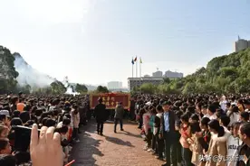 湖南女生被清华大学飞行员班录取，家乡高中奖励8万元，父亲：去部队也是我的愿望图片