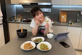 台综艺《11点热吵店》停播 Melody直播秀厨艺 切菜速度慢引粉丝关切图片