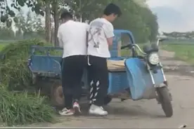 江苏一大爷骑车摔沟里，小伙热心扶起正要离开，大爷又将车开沟里图片