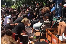美国警察开始给黑人们洗脚了，这魔幻的一幕有点措手不及图片