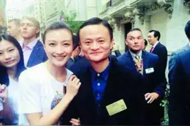 看刘强东，巴菲特秘书，再看看马云，李嘉诚秘书，漂亮有才华图片