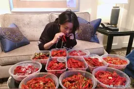 张馨予在线晒吃龙虾照片，放飞状态一人守着11盆，真实又美好图片
