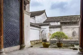 古代的大户人家，为何都要在院子里放一口水缸？可不仅是调理风水图片