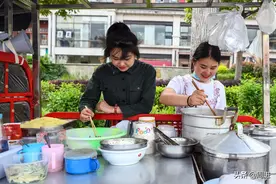 准空姐和表姐骑着三轮卖小吃，生意兴隆每天收入数百元图片
