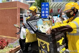 真暖！美团跑腿女骑手为一线护士送惊喜，用鲜花致敬医护工作者图片