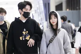 谭松韵和“小哥”张新成穿卫衣出门，学生搭配很减龄，看着真少女图片