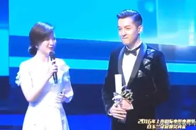 胡歌被问：最想对靳东说什么？他的回答，让全场尖叫不断图片