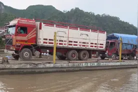 拿命赚钱的卡车司机，为了省点时间，专挑死亡公路抄近道图片