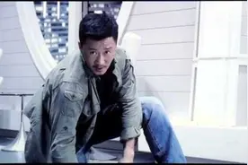 西装暴徒名不虚传，吴京和托尼贾被虐得很惨图片
