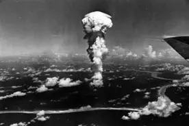 原子弹爆炸，跳进水里能逃过一死吗？日本当年幸存者说出实情图片