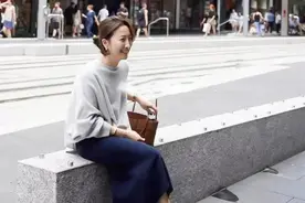 这才是50岁女人的穿衣日常，保暖不显老，普通人可照搬图片