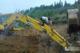 挖机老板VS驾驶员，到底谁养活谁？图片