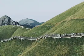 武功山的风有多大，又上热搜，是风太大，还是大家重量不够？图片