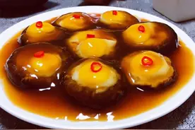 1把香菇8个鹌鹑蛋，上锅蒸一蒸，鲜香味美营养全面，太解馋了图片