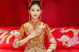 我的亲妈把继父和姐姐当傻子图片