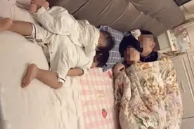 “硬核夫妻”佛系带娃睡觉走红，网友直呼：真是亲夫妻，假父母图片