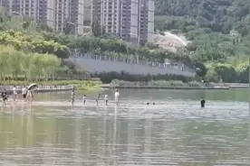 榜样 | 特勤大队消防员靖相金勇救落水群众事迹在社会引起广泛关注图片