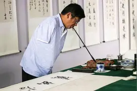 他11岁失去双臂，以口代手苦练书法，顽强拼搏，创造人生奇迹图片
